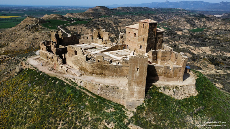 PERMETRO DEL CLAUSTRO EN PRIMER PLANO. AL FONDO, MURO SUR DEL TEMPLO Y TORRE DEL HOMENAJE